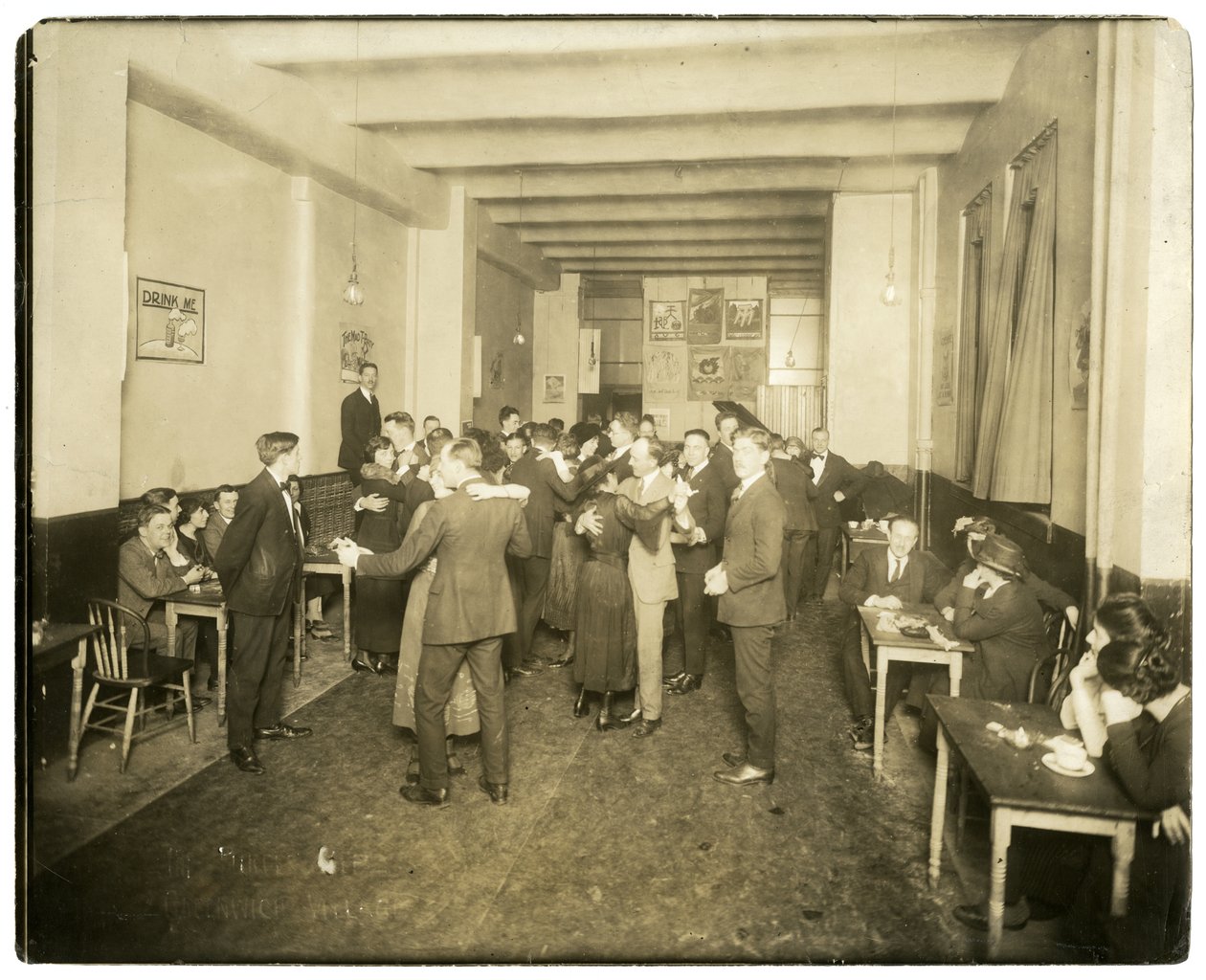 Ballando nel Purple Pup di Charley Reed, Greenwich Village, c.1905-18 da Jessie Tarbox Beals