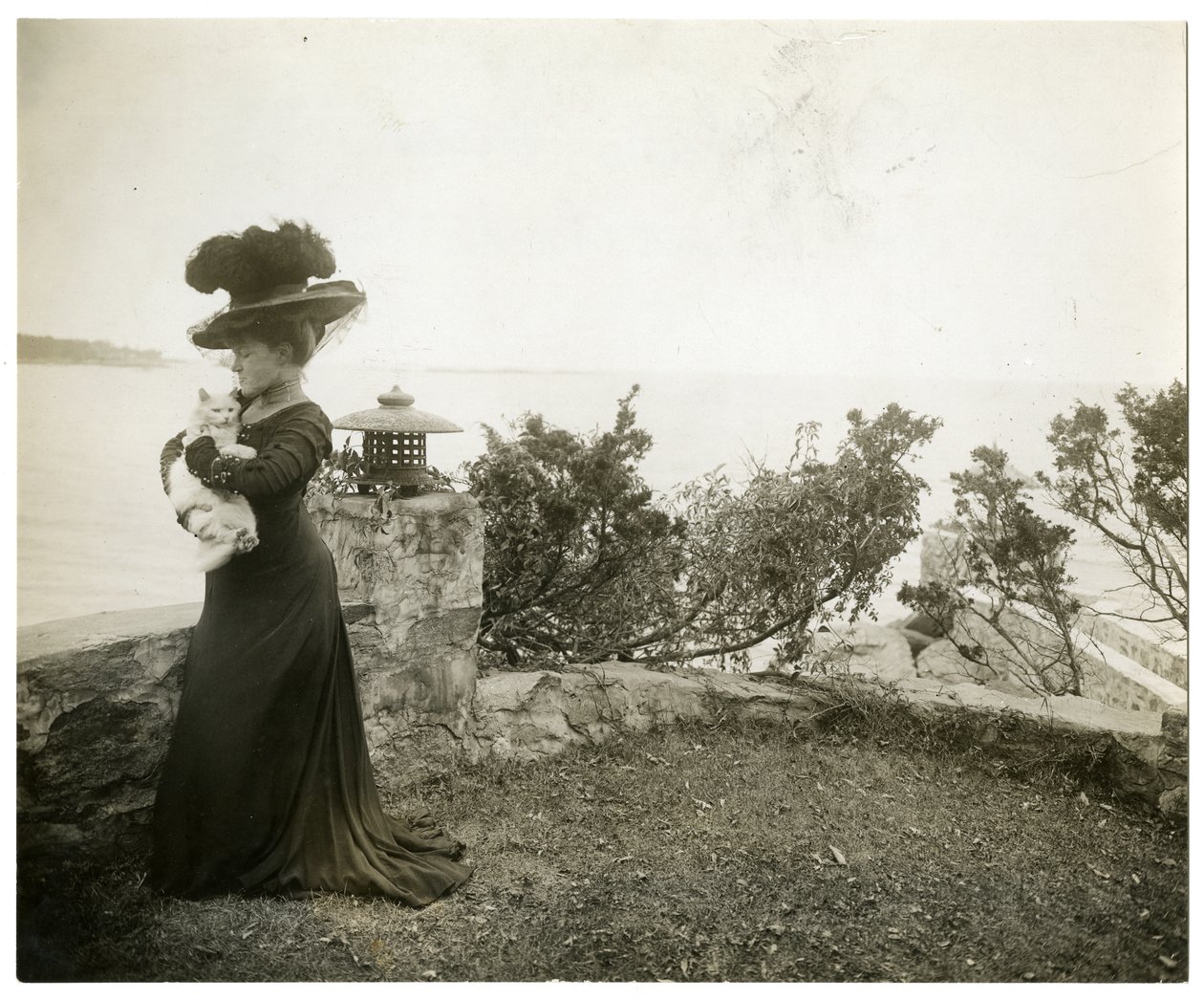 Ella Wheeler Wilcox a Sound Beach, Conn, c.1905-11 da Jessie Tarbox Beals