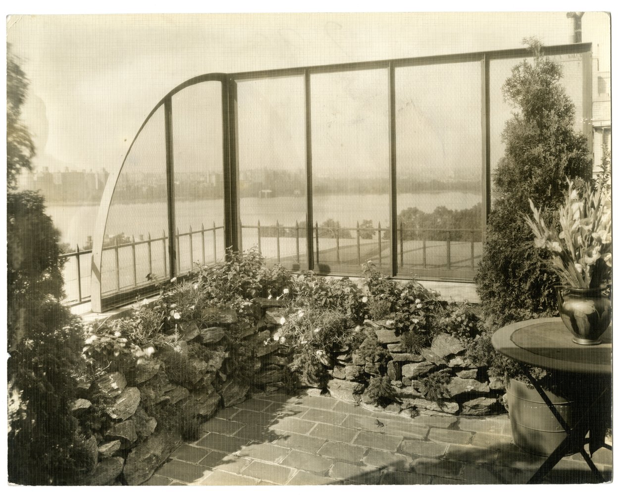 Giardino di Mrs Regina Jais, c.1936-37 da Jessie Tarbox Beals