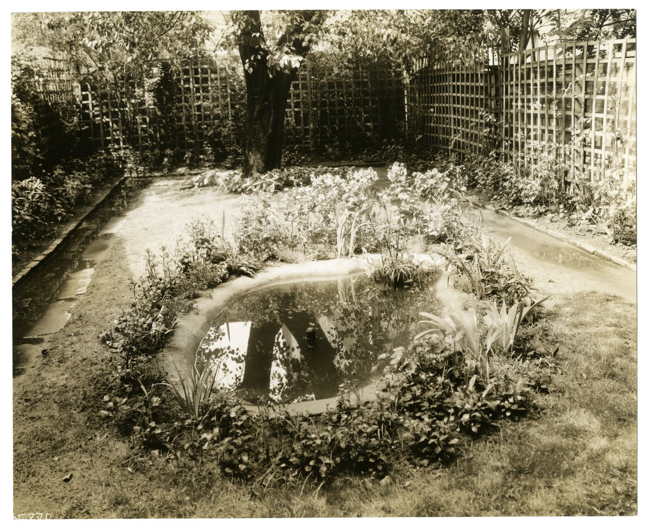 Giardino della signora W H Wells, 265 W 11th, Greenwich Village, New York, USA, c.1936-37 da Jessie Tarbox Beals