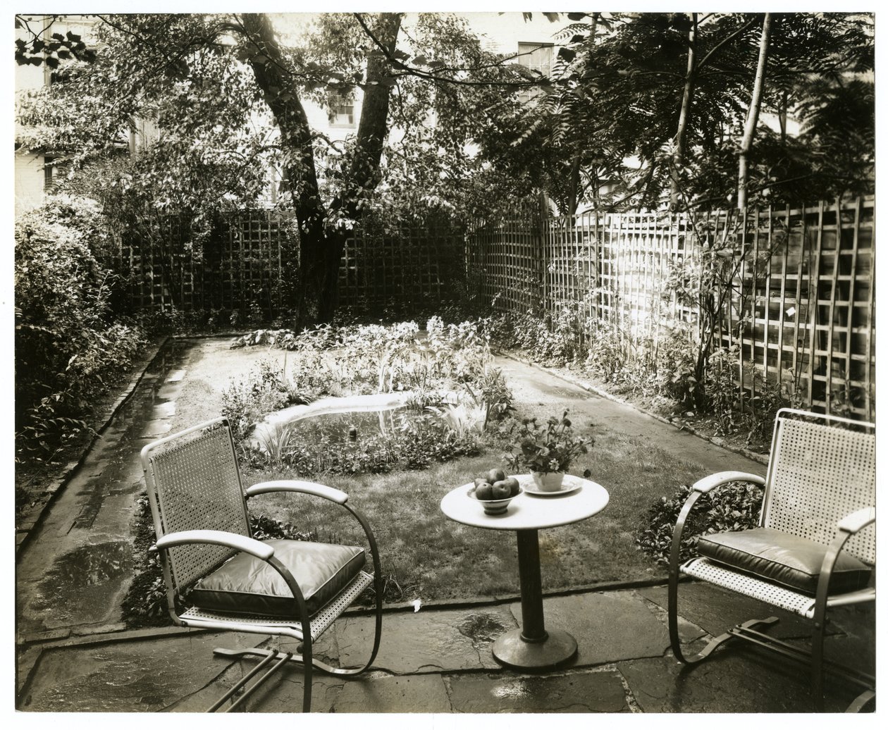 Giardino della signora W H Wells 265 W 11th, Greenwich Village, New York, USA, c.1936-37 da Jessie Tarbox Beals