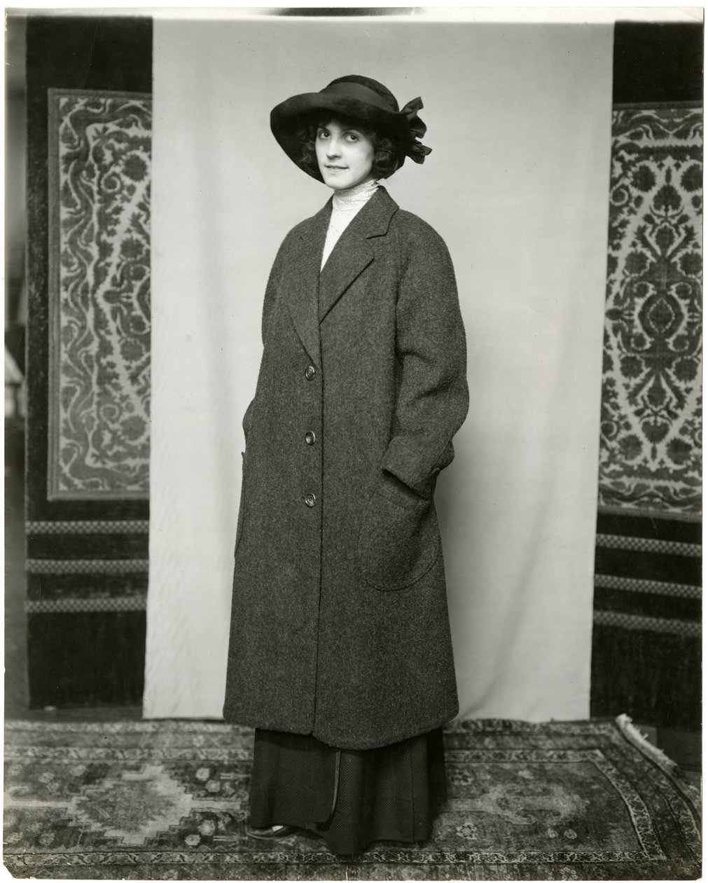 Cappotto grigio, Arnold & Constable, c.1905-18 da Jessie Tarbox Beals
