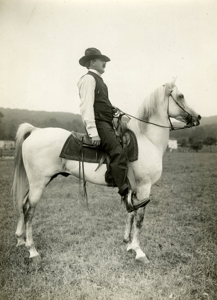 Homer Davenport, vignettista sul suo cavallo arabo, c.1905-12 da Jessie Tarbox Beals