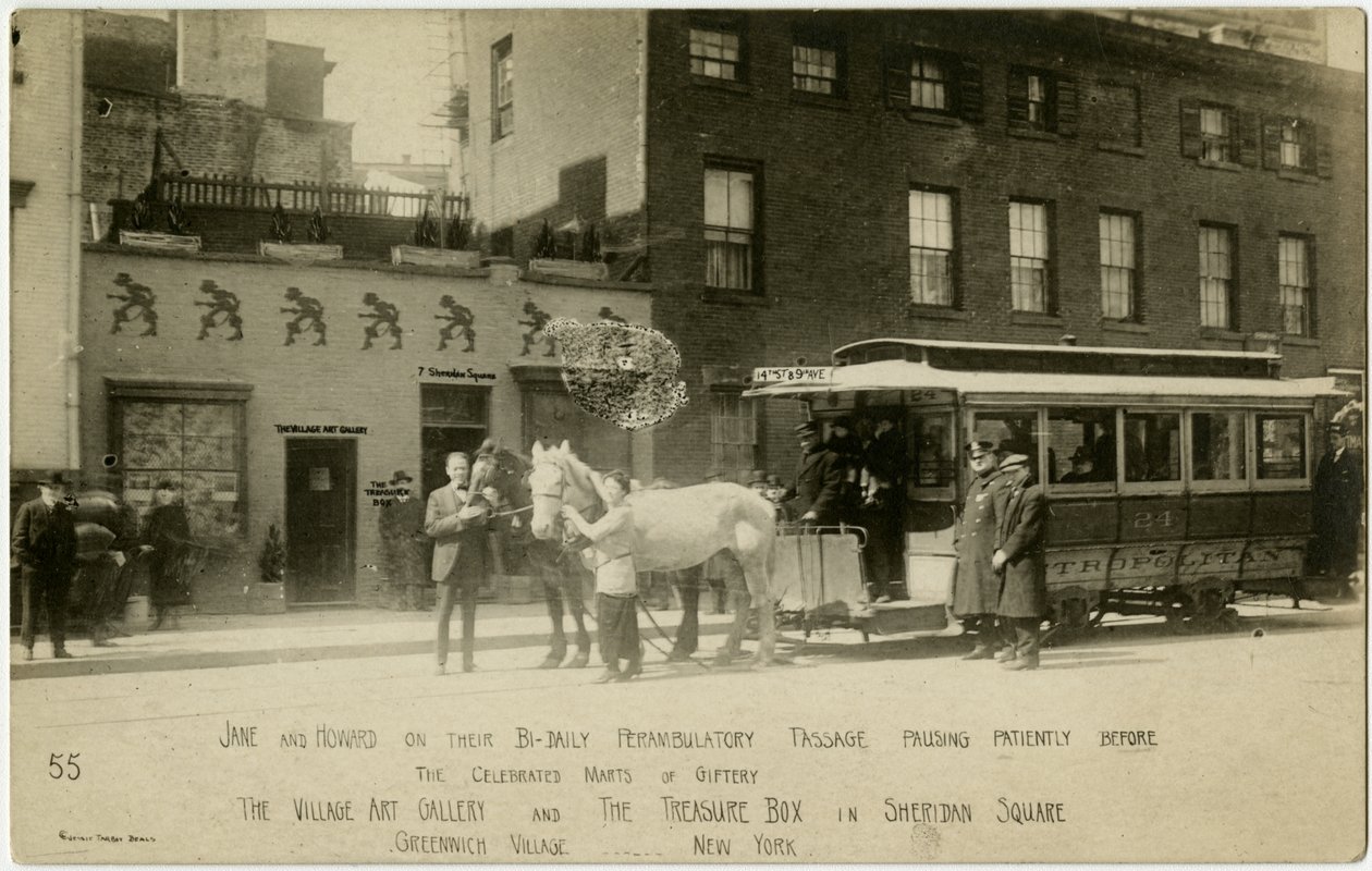 Jane e Howard nel loro passaggio bi-giornaliero fermandosi pazientemente davanti ai celebri mercati di regali The Village Art Gallery e La Scatola del Tesoro in Sheridan Square, Greenwich Village, New York, USA da Jessie Tarbox Beals