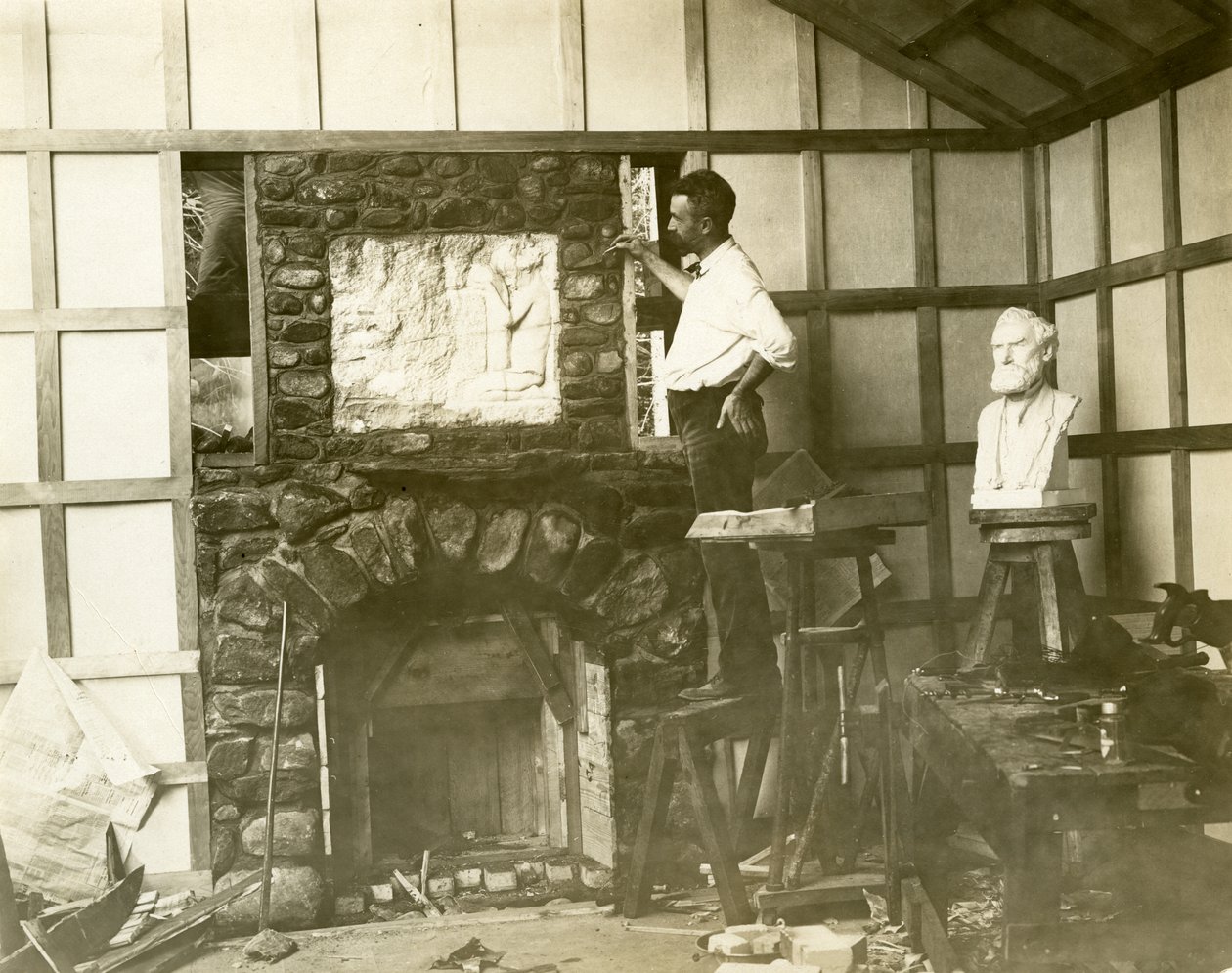 Karl Bitter (scultore) costruisce il suo camino, c.1905-15 da Jessie Tarbox Beals