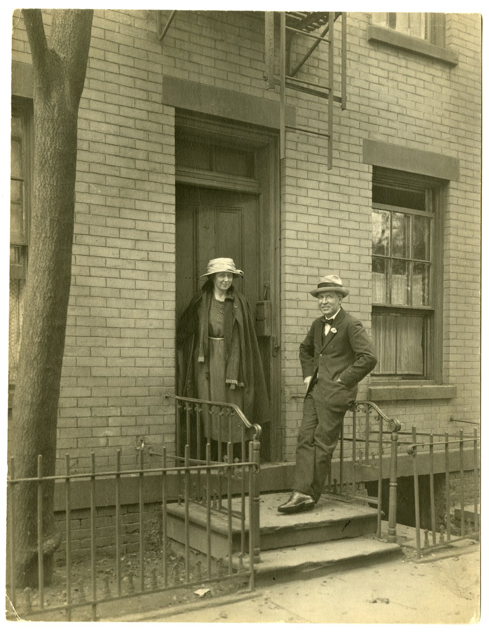 Mr Llewelyn Powys, autore e sua moglie, c.1905-40 (foto in argento gelatina) da Jessie Tarbox Beals