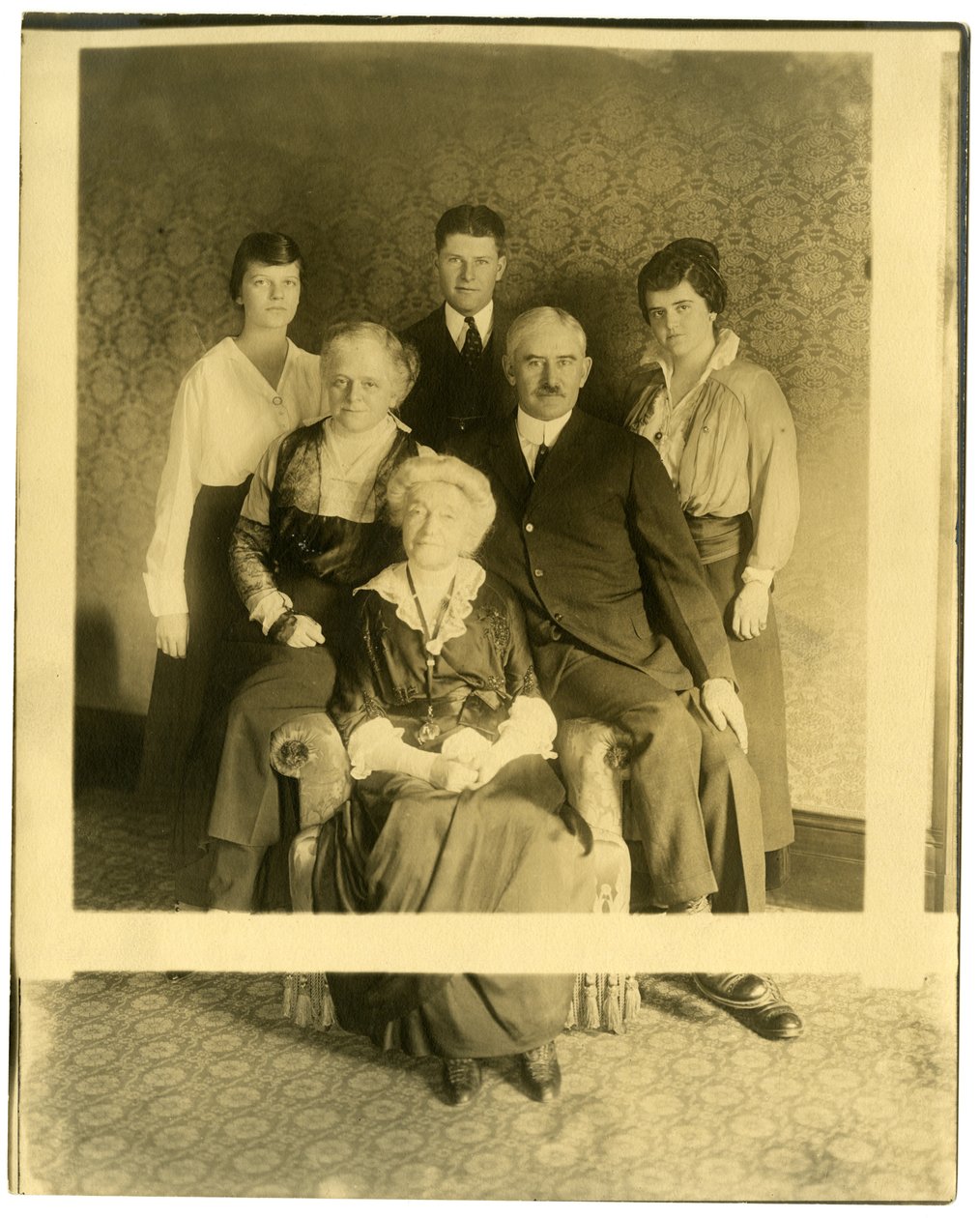 La vecchia signora è Mrs Lyman James, sorella di Marshall Field, c.1905-28 da Jessie Tarbox Beals