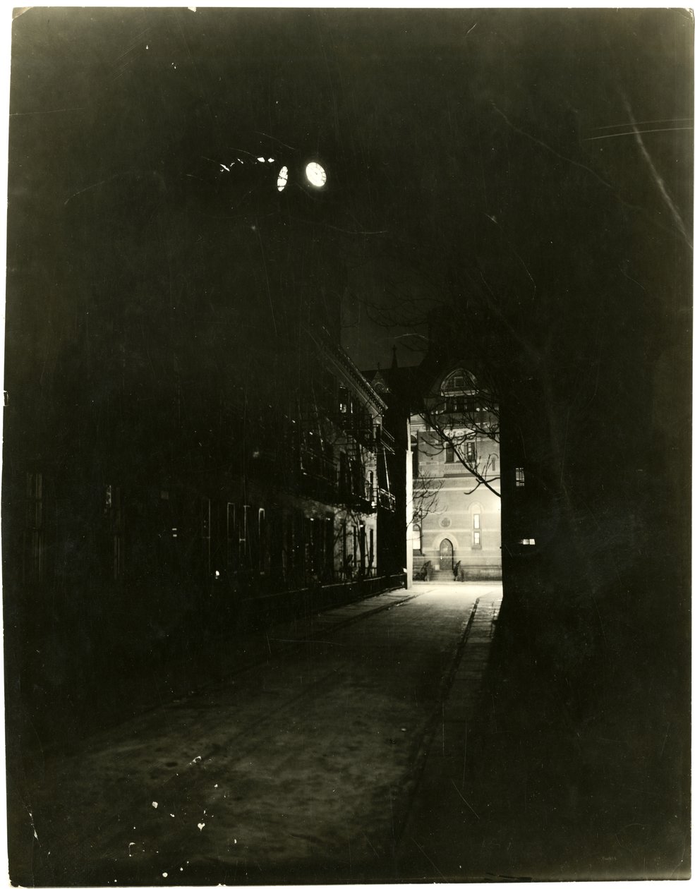 Patchin Place di notte, Greenwich Village, New York, USA, c.1905-20 da Jessie Tarbox Beals