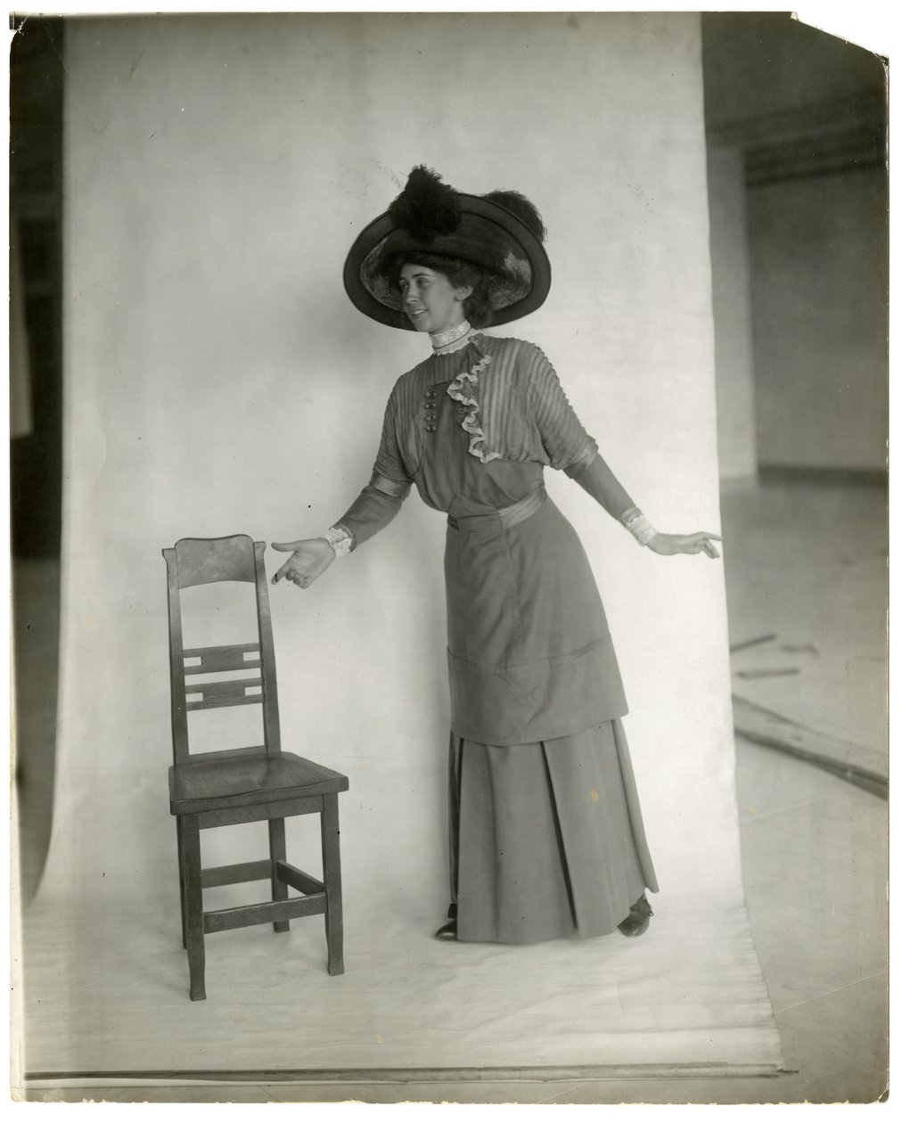 "Prego, si accomodi" Corretta postura delle gambe, del corpo, delle braccia e delle mani, c.1905-18 da Jessie Tarbox Beals