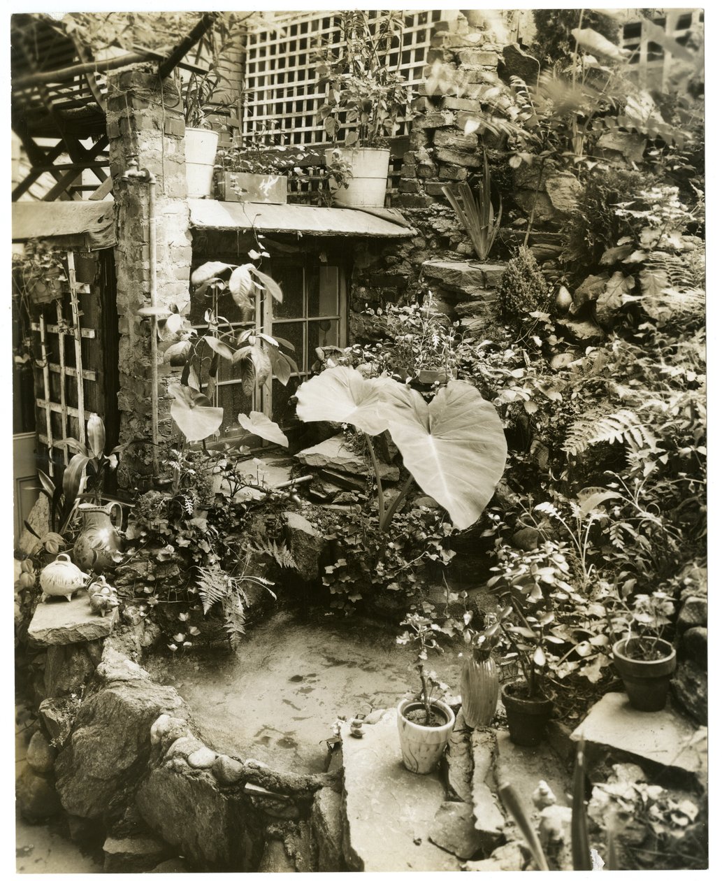 Piscina che mostra la terrazza Casa di George e Mary Stonehill, Greenwich Village, New York, USA, c.1936-37 da Jessie Tarbox Beals