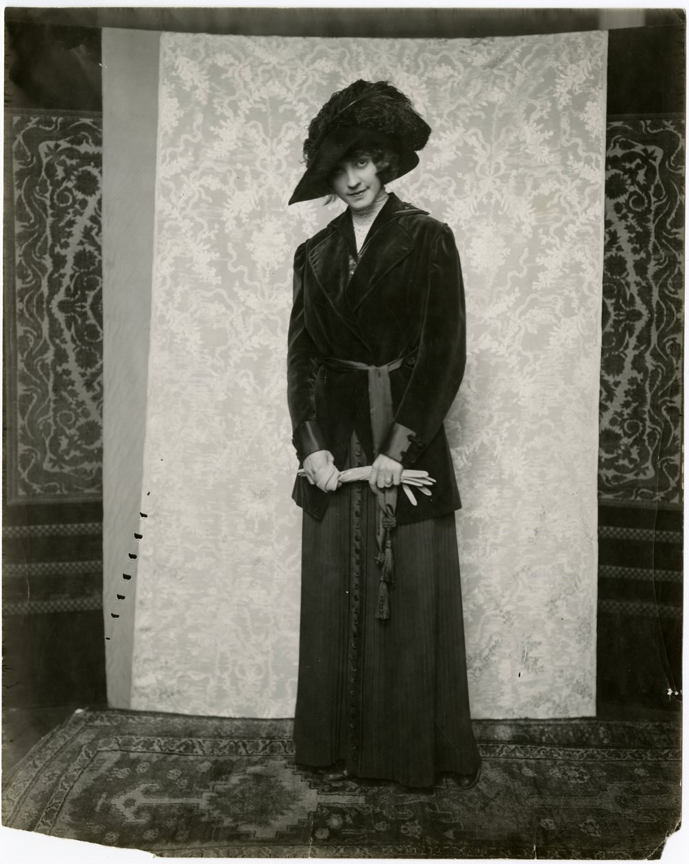 Abito di velluto rosso con gonna a pieghe, Arnold & Constable, c.1905-18 da Jessie Tarbox Beals