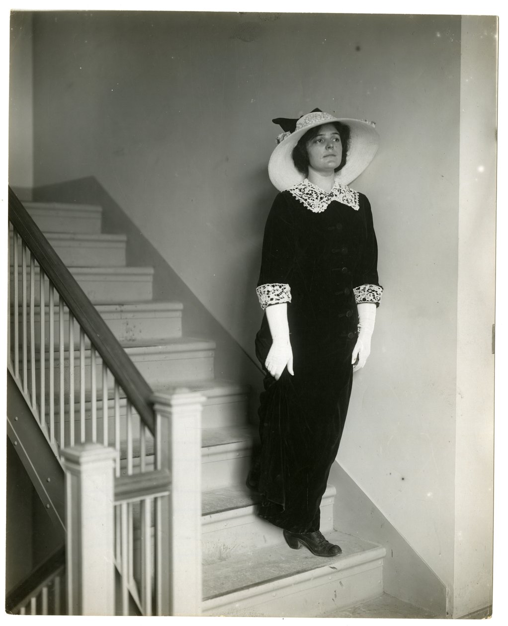 Modo corretto di scendere le scale, c.1905-18 da Jessie Tarbox Beals
