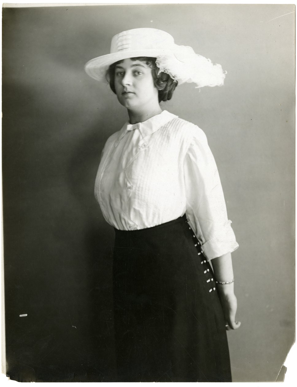 Blusa di seta e cappello bianco, McCreery