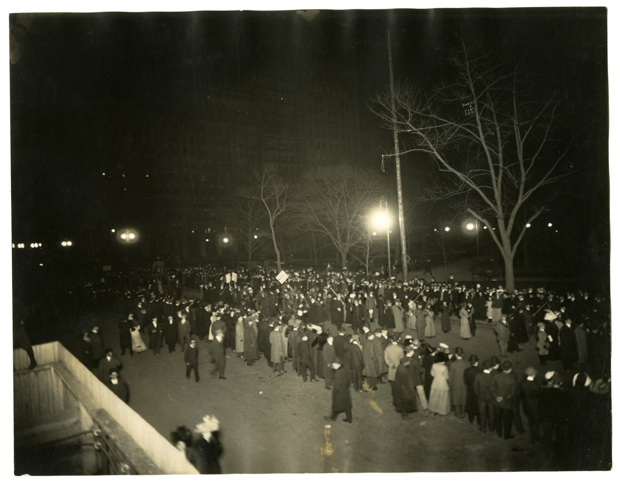 Parata per il suffragio, Greenwich Village, New York, USA, c.1915-18 da Jessie Tarbox Beals