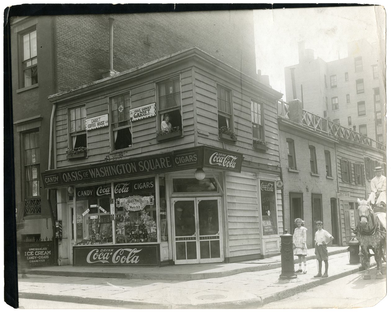 La soffitta - precedentemente la soffitta di Bruno - per la quale Lafayette è uscito (!), Greenwich Village, New York, USA da Jessie Tarbox Beals