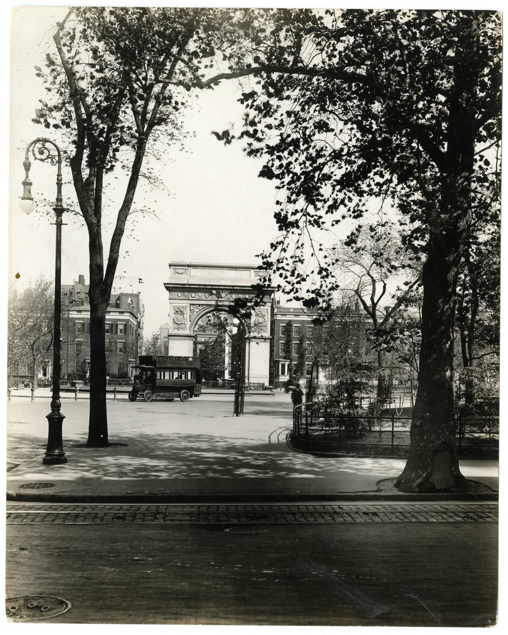 Washington Square North, New York, USA, c.1905-40 da Jessie Tarbox Beals