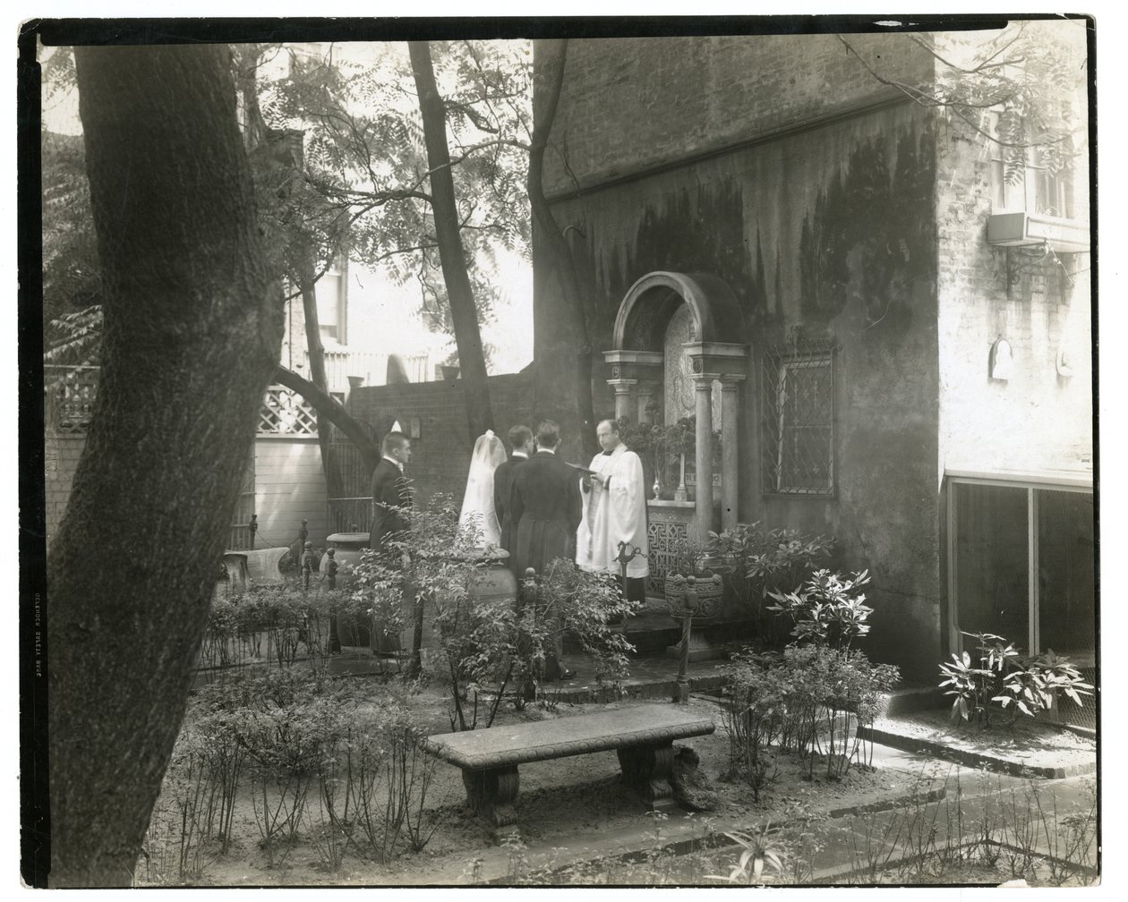 Matrimonio alla Chiesa di San Giovanni, West 11 St, c.1938-39 da Jessie Tarbox Beals