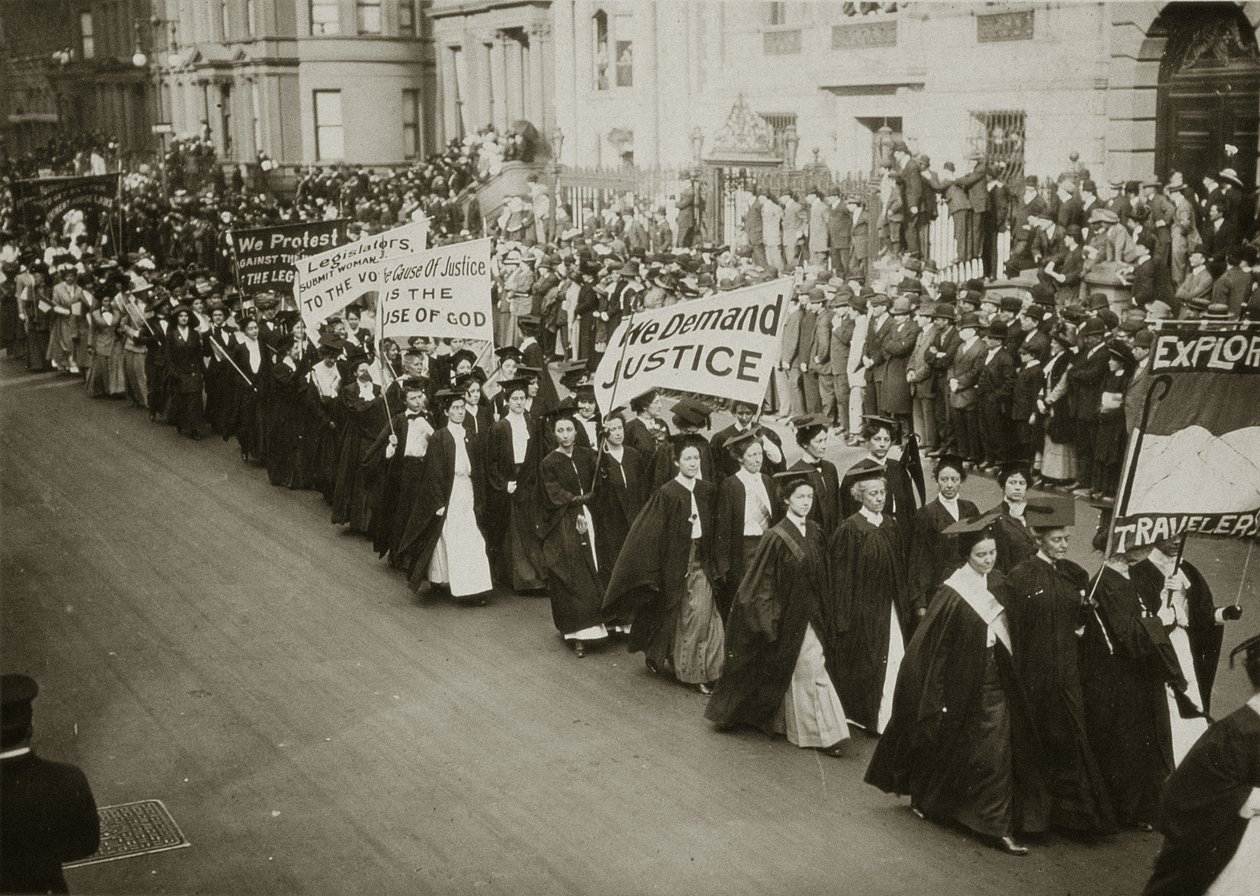 Donne in abito accademico che marciano in una parata per il suffragio a ...
