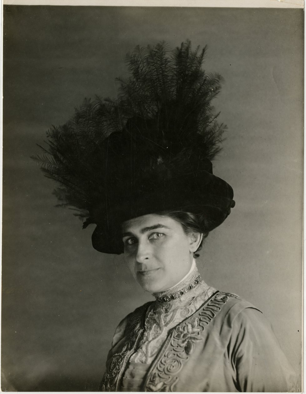Primo piano di cappello piumato, c.1905-18 da Jessie Tarbox Beals