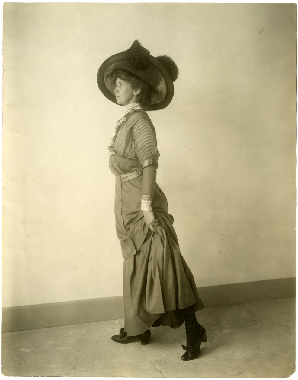 modella con cappello piumato, c.1905-18 da Jessie Tarbox Beals
