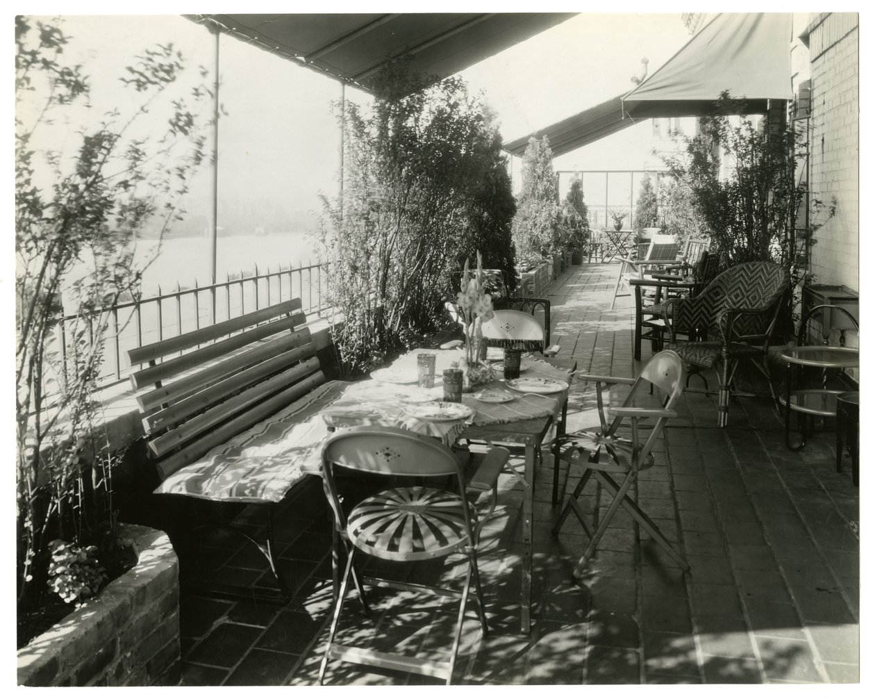 patio con vista sul fiume, c.1936-37 da Jessie Tarbox Beals