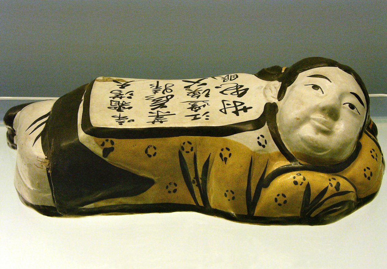 Ceramica, cuscino a forma di bambino, con una poesia che evoca un paesaggio notturno, da Cizhou, Dinastia Jin (1115-1234), Museo Nazionale di Shanghai. Fotografia, Leonard de Selva, Cina, 2006 da Jin Dynasty Chinese School