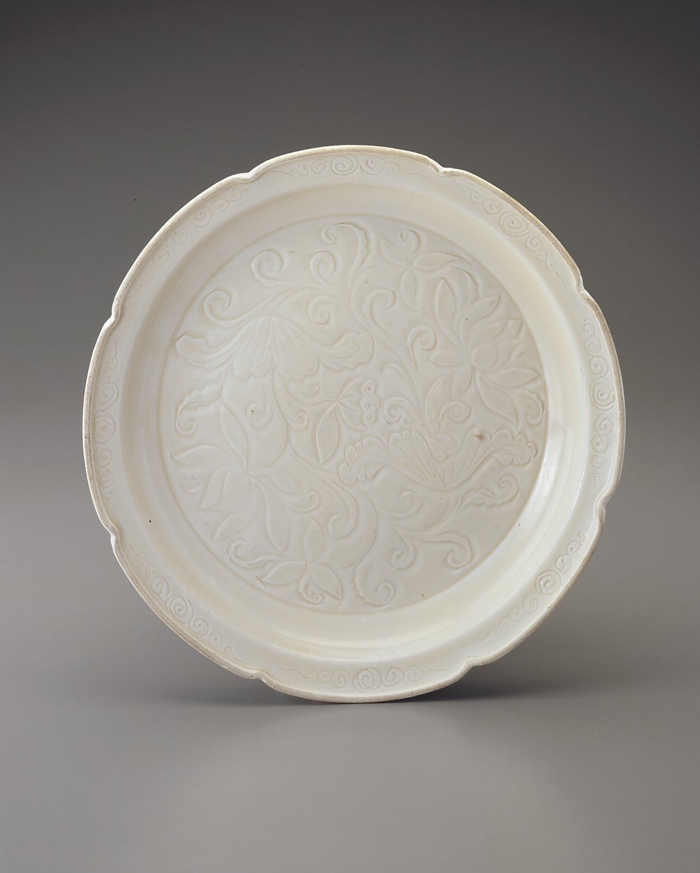 Piatto con bordo fogliato e decorazione intagliata, provincia di Hebei da Jin Dynasty Chinese School