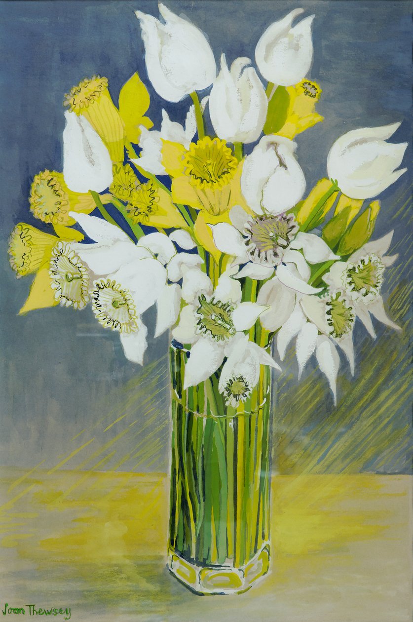 Narcisi e tulipani bianchi in un vaso di vetro ottagonale da Joan Thewsey