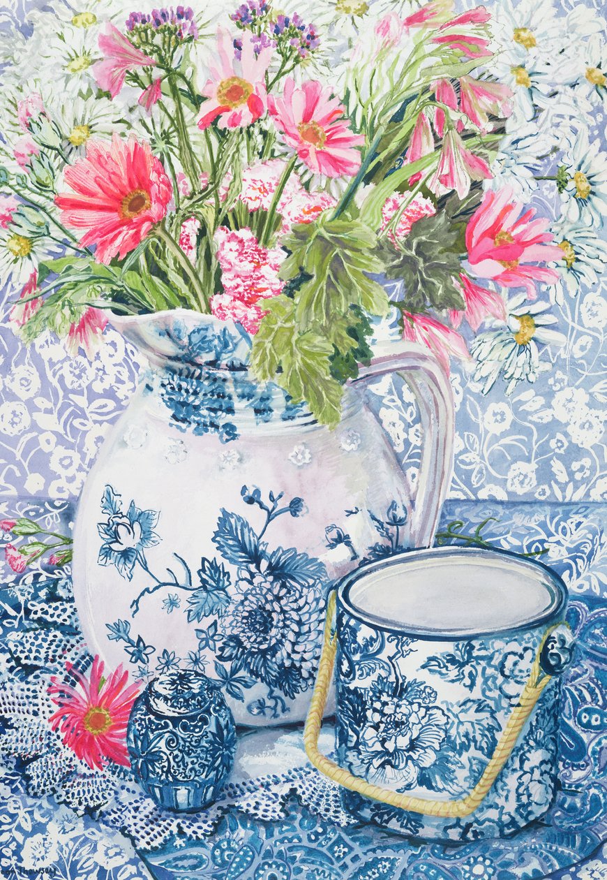 Gerbere in una brocca di Coalport con vasi blu da Joan Thewsey