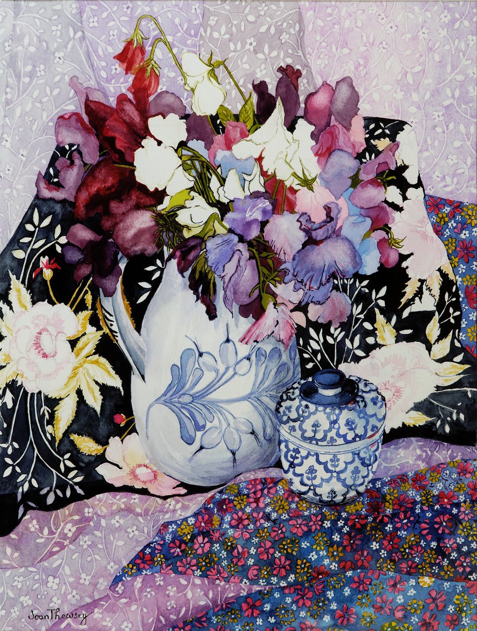 Piselli dolci in una brocca blu e bianca con vaso blu e bianco e tessuti da Joan Thewsey