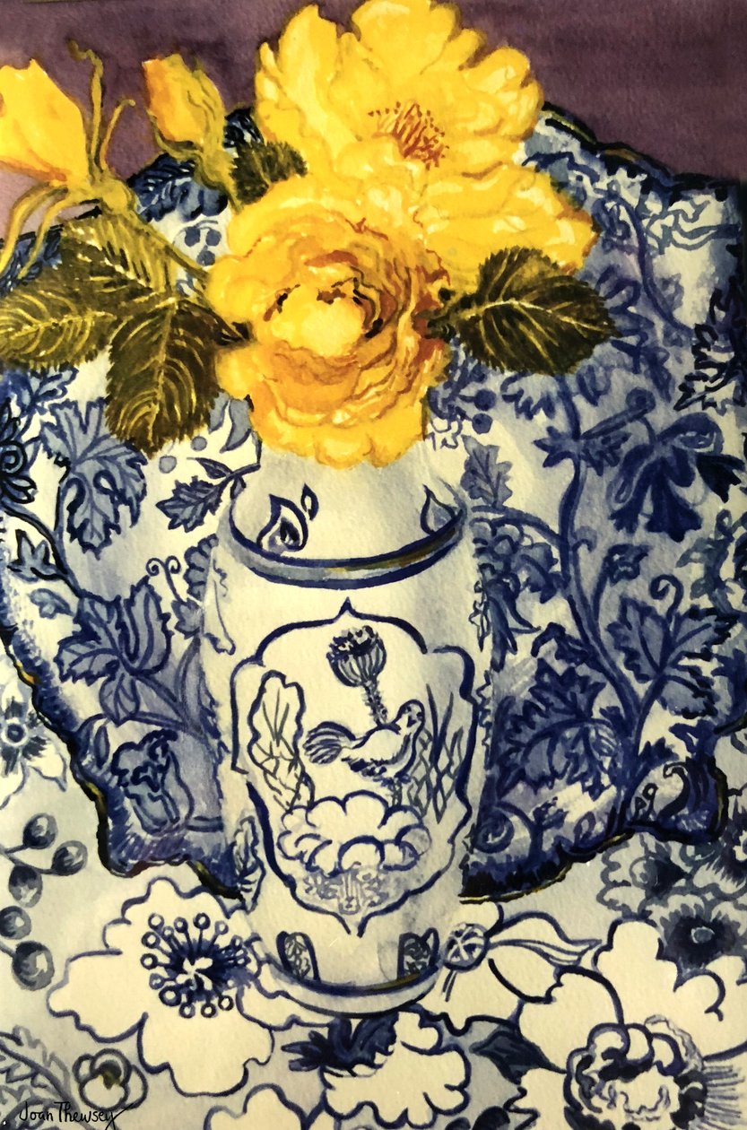 Rose gialle in un vaso blu e bianco con tessuti blu e bianchi decorati da Joan Thewsey