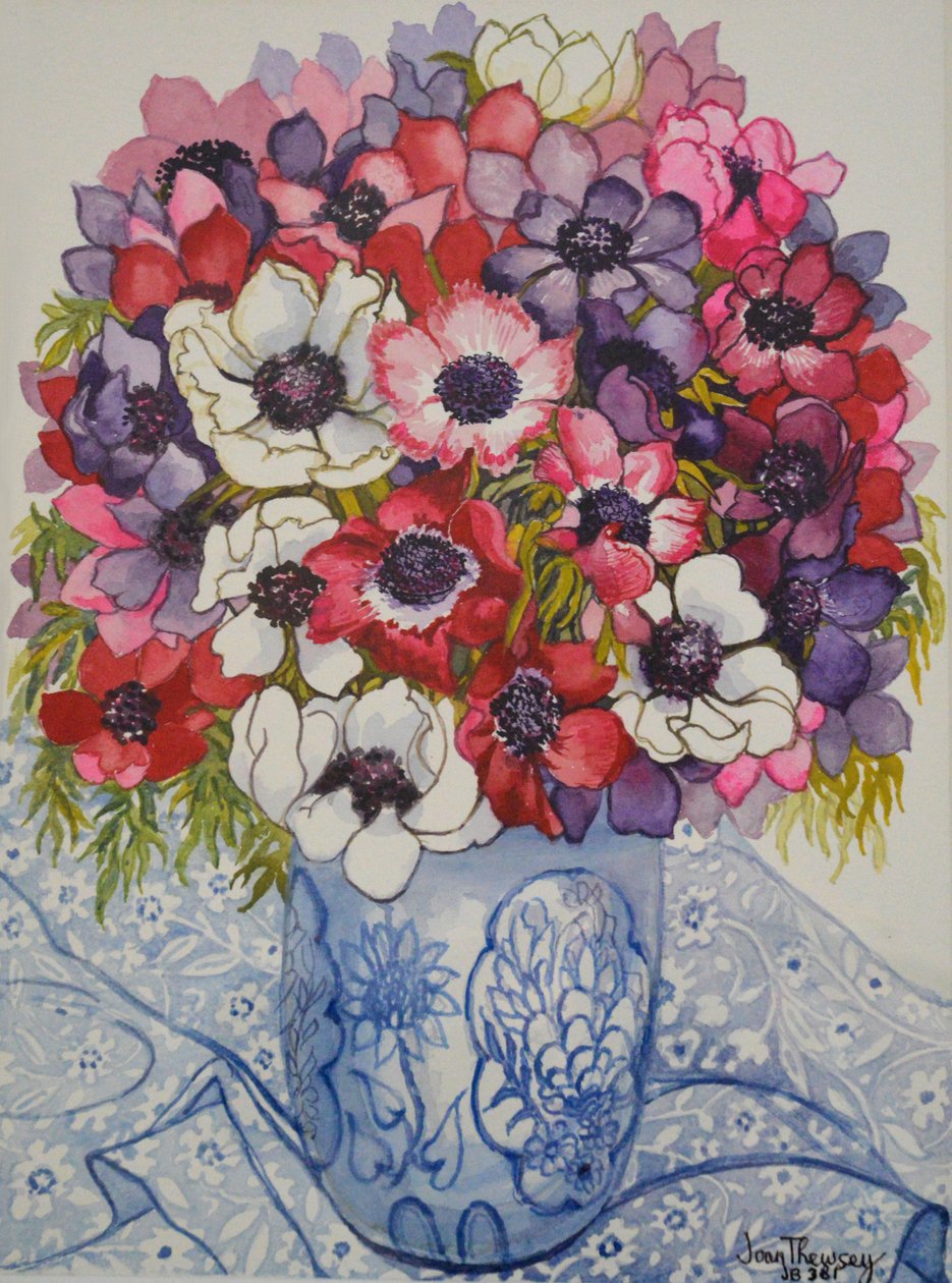 Anemoni in un vaso blu e bianco, con tessuto blu e bianco, 2000 da Joan Thewsey
