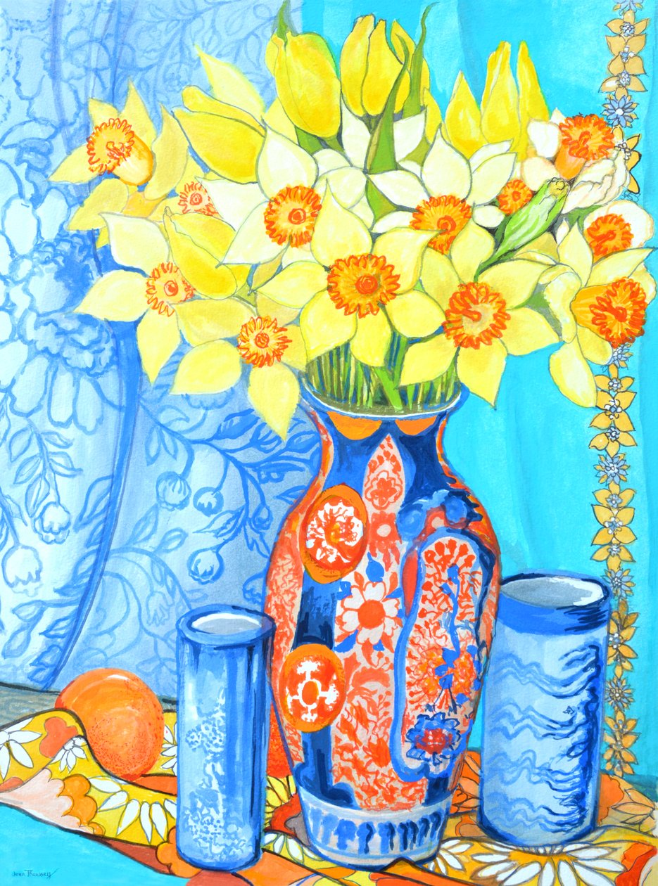 Narcisi e tulipani in un vaso Imani; arance e tessuti da Joan Thewsey