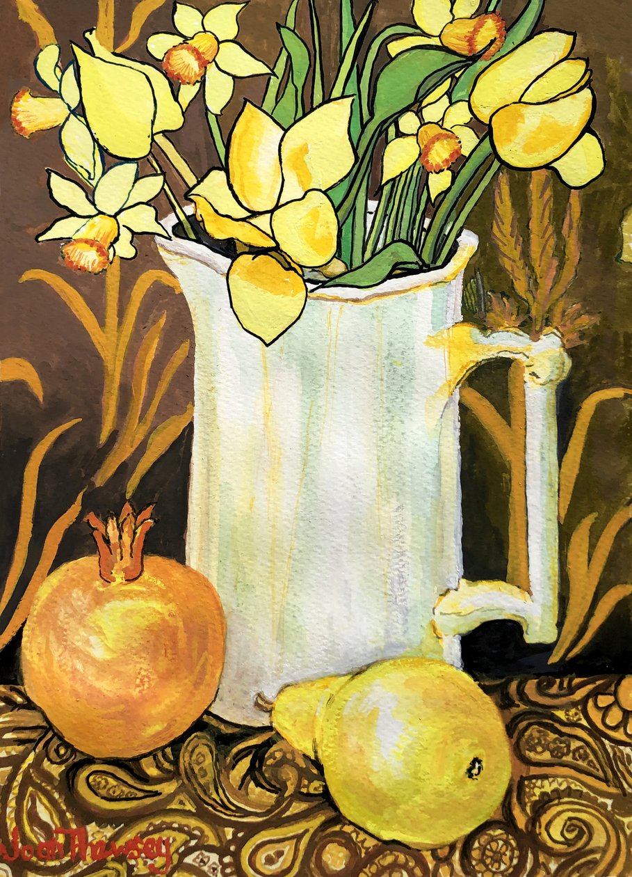 Tulipani e narcisi in una brocca bianca, con tessuti, melograno e pera da Joan Thewsey