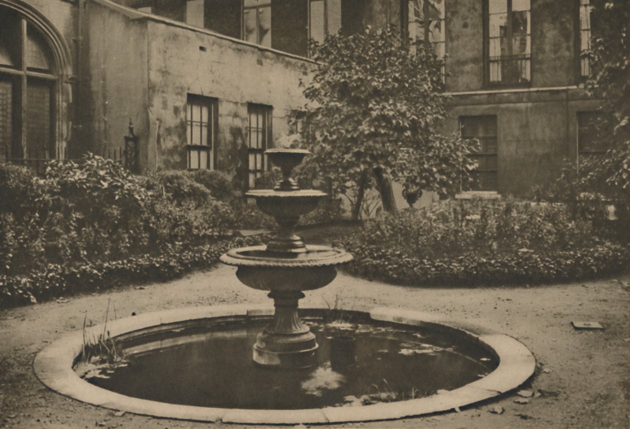 Antico gelso e fontana nel giardino della Drapers Hall, c1935 da Joel