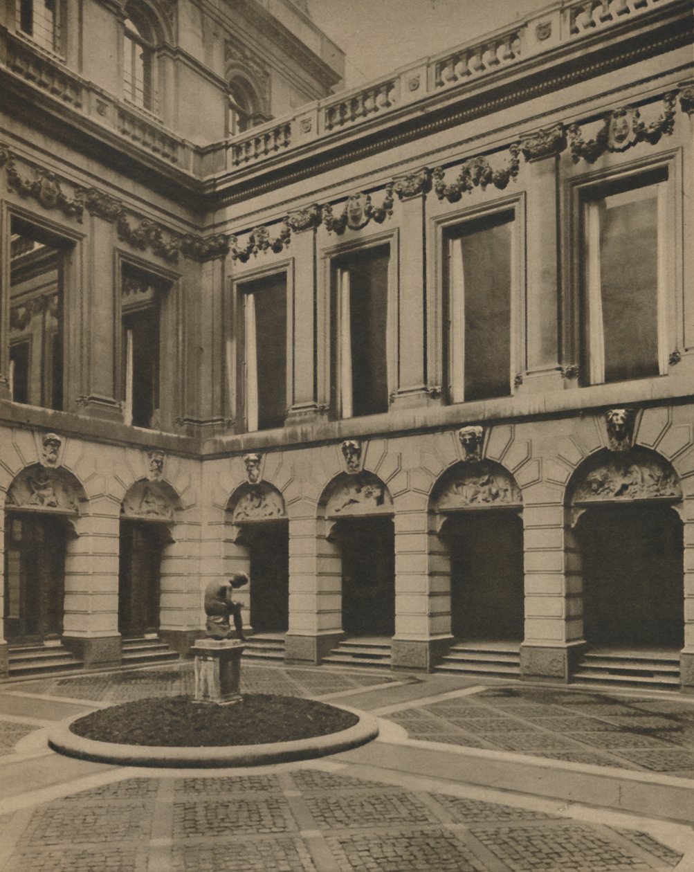 Cortile della Drapers Hall in Throgmorton Street, c1935 da Joel