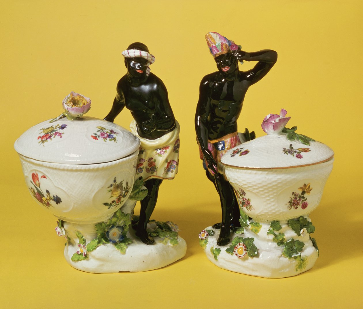 Due mori di Meissen accanto a cestini e coperchi per dolci, 1741 da Johann Friedrich Eberlein