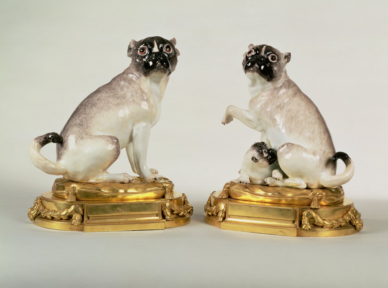 Coppia di figure in porcellana di Meissen di cani carlini montati in ormolu Luigi XVI, c.1750 da Johann Joachim Kaendler