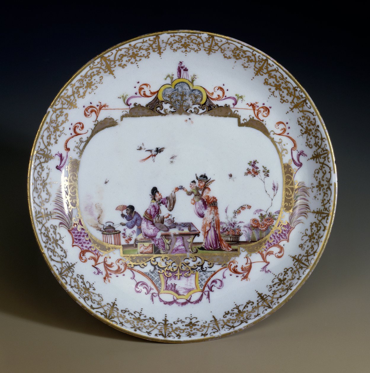 Arte tedesca: porcellana di Meissen. Chinoiserie che rappresenta personaggi asiatici che bevono il tè. Piattino decorato da Johann Gregor Hoeroldt (o Herold 1696-1775), circa 1730. Parigi, Arti Decorative da Johann Gregor Herold
