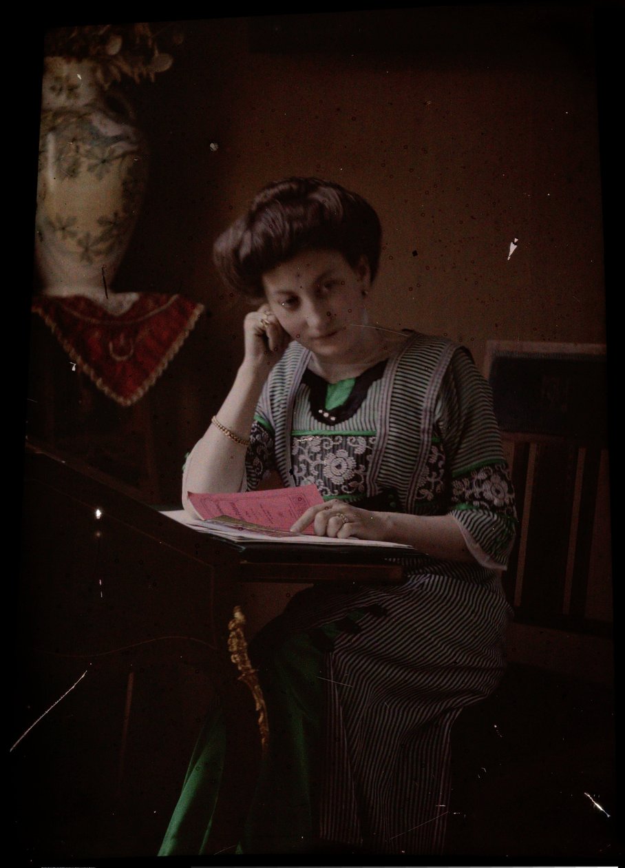 Donna dietro il tavolo da lettura da Johannes Hendrikus Antonius Maria Lutz