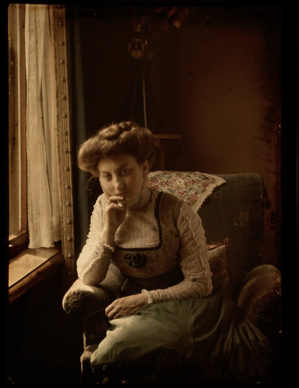 Donna seduta vicino alla finestra da Johannes Hendrikus Antonius Maria Lutz