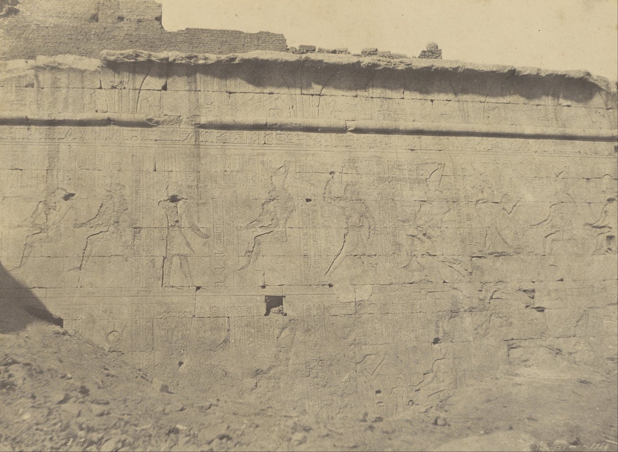 (Edfou, sculture e iscrizioni della facciata orientale del muro di cinta) da John Beasly Greene