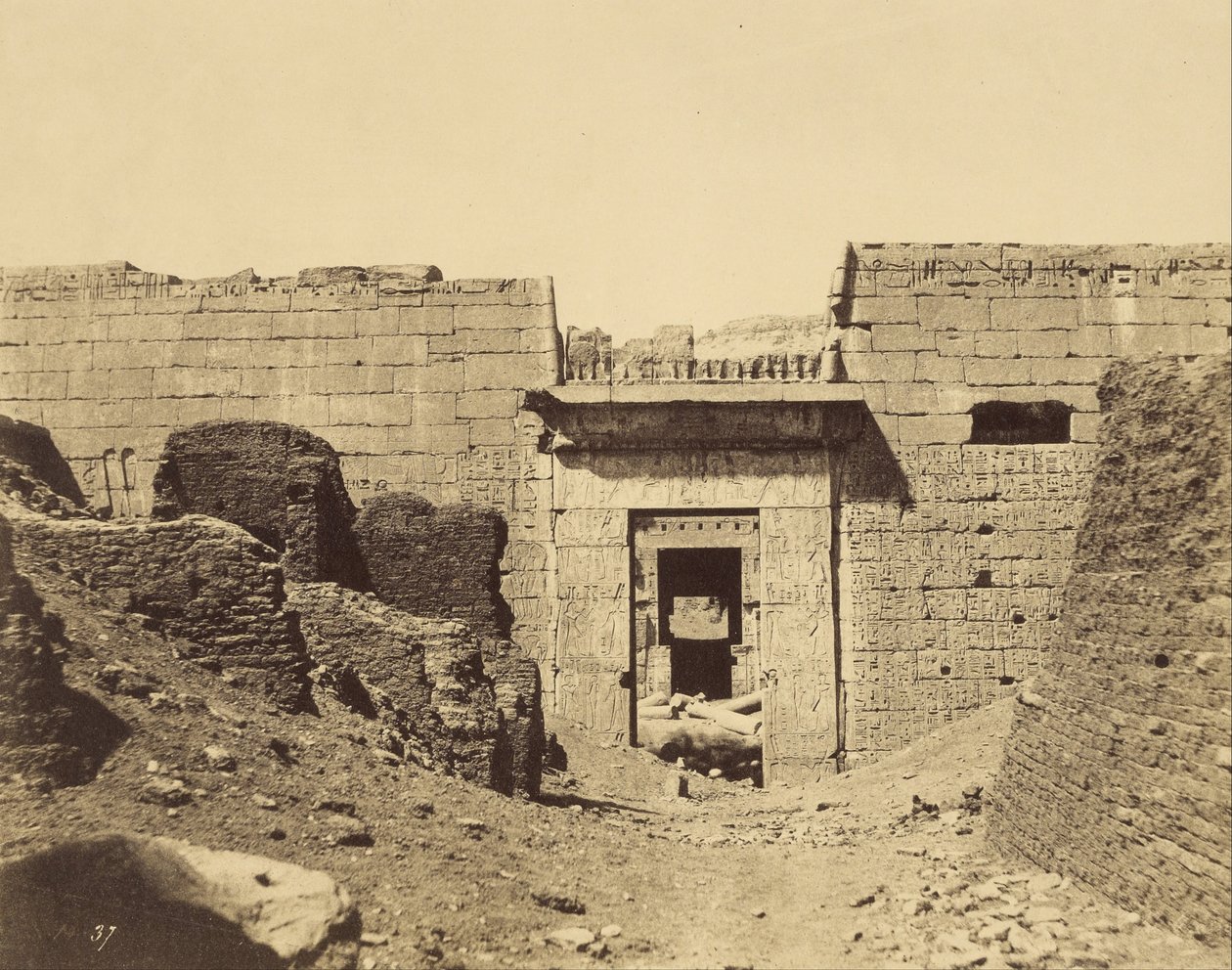 (Médinet-Habou, Palazzo di Ramsès Méïamoun, Entrata del Secondo Cortile) da John Beasly Greene