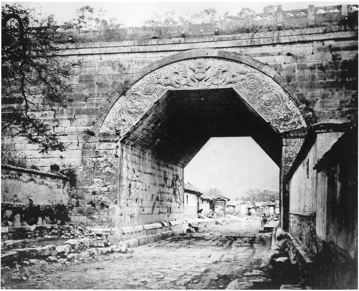 Antico arco buddista a Kew-Yung-Kwan, c.1867-72 da John Thomson