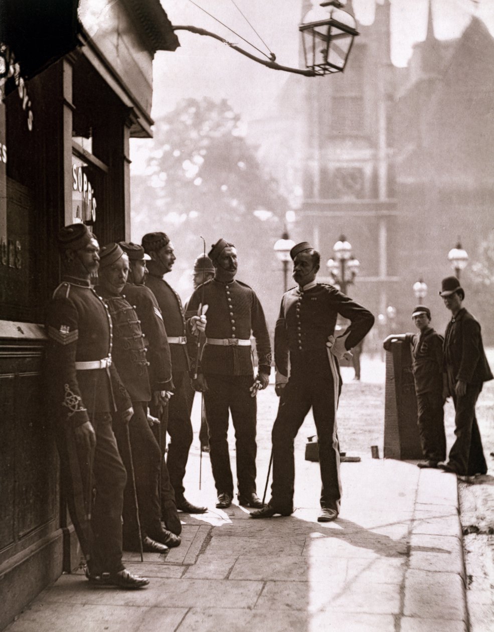 Sergeanti reclutatori a Westminster, 1876-77 da John Thomson