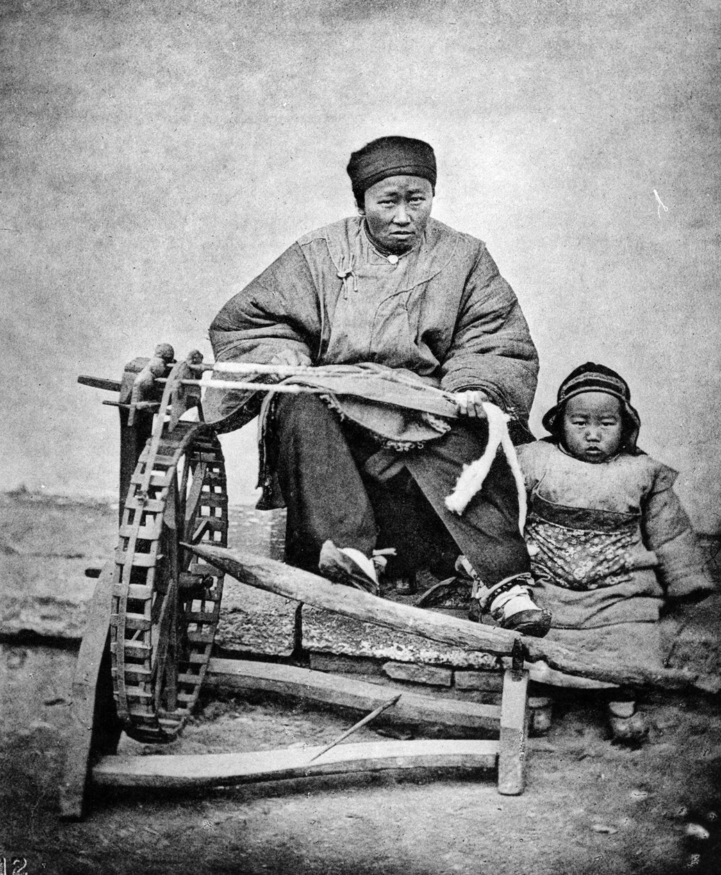 Donna e bambino con ruota da filatura, c.1870s da John Thomson