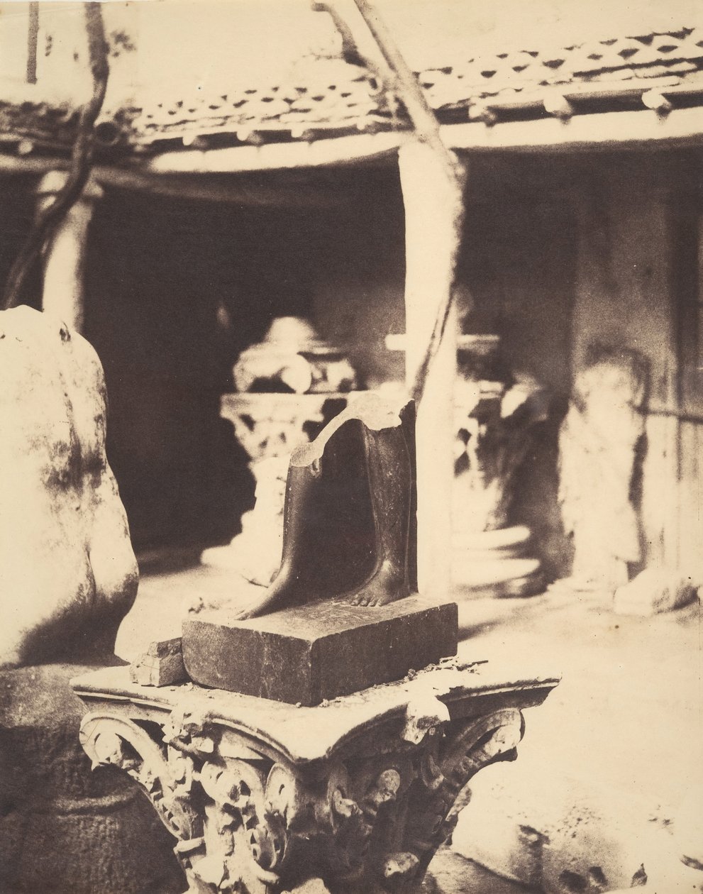Frammento di una statua egizia nel museo di Cherchell, Algeria da John Beasley Greene