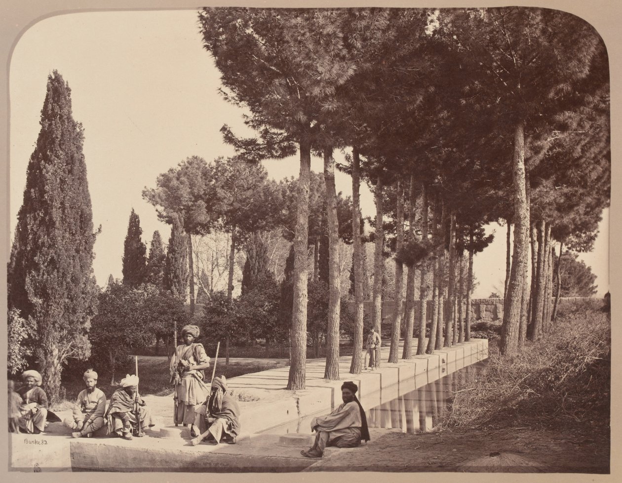 Tribesmen afghani riposano nei giardini di Babur, Jalalabad, 1878 da John Burke