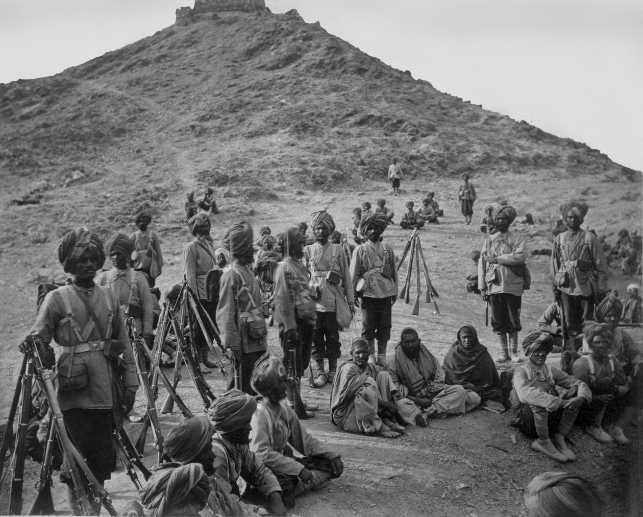Sosta dei prigionieri di Bassaule con una scorta del 45° fanteria nativa sul Khurd Khyber da John Burke
