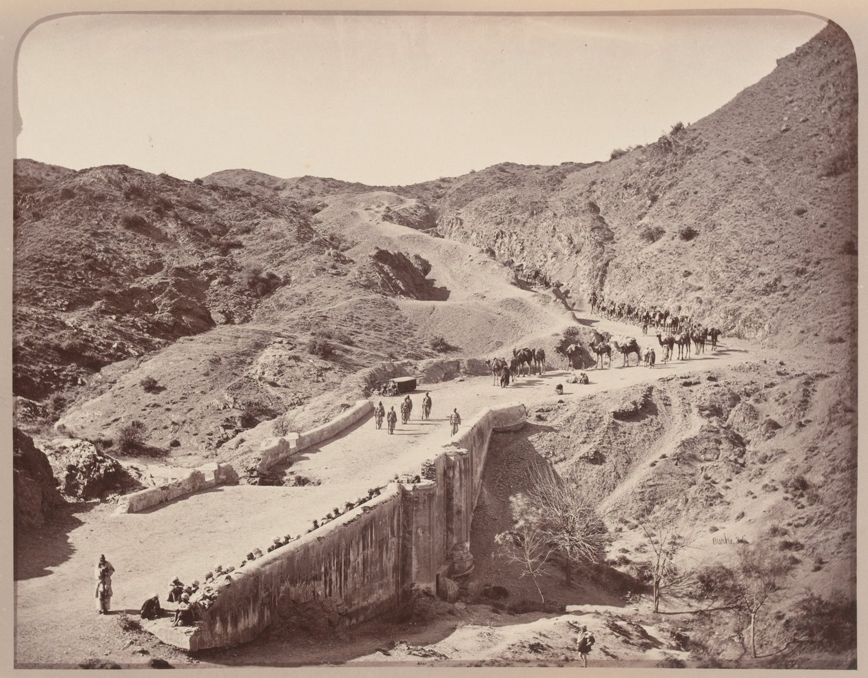 Ponte di Mackeson e salita oltre, guardando verso Ali Musjid da John Burke